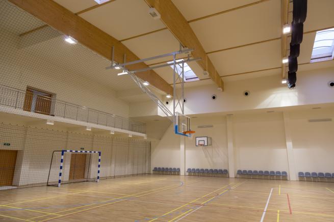 CEILING-MOUNTED BACKSTOP WITH DRIVE MECHANISM  