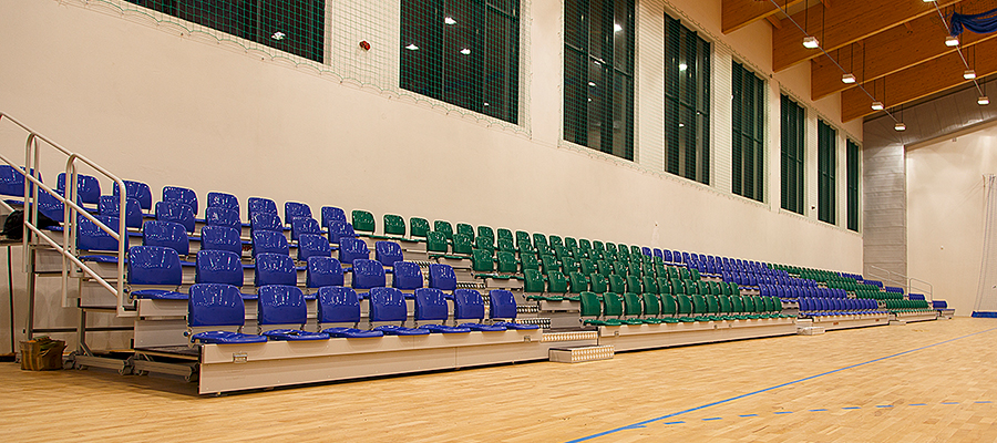 TELESCOPIC RETRACTABLE SPECTATOR STAND WITH FOLDING SEATS