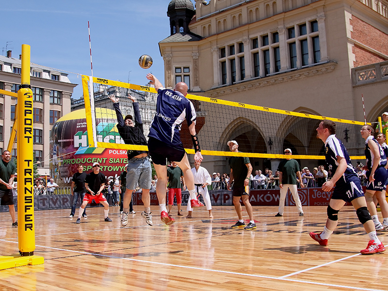 FREE-STANDING VOLLEYBALL SET WITH COUNTERWEIGHT