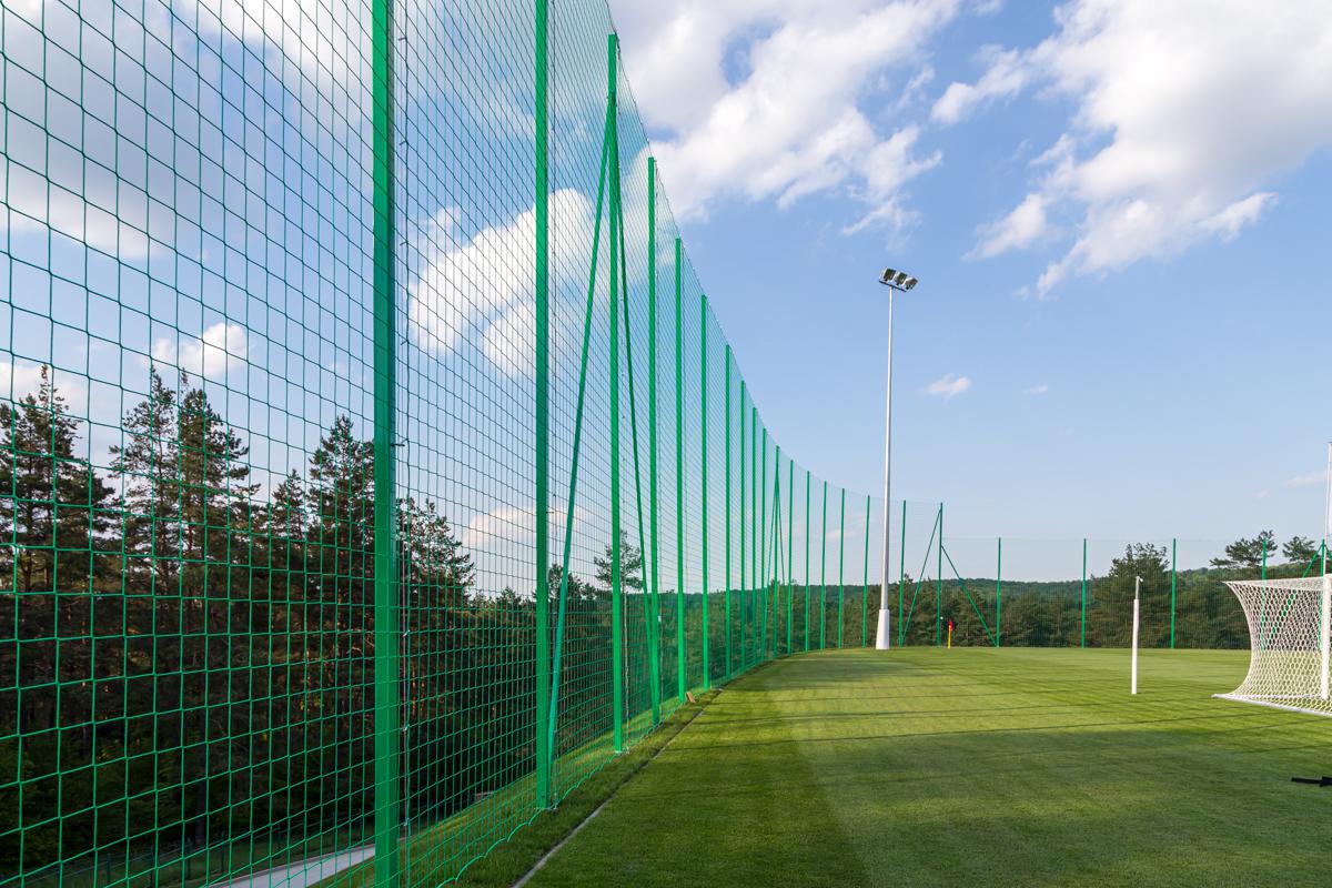 OUTDOOR BARRIER NETTING MOUNTED ON STEEL POSTS